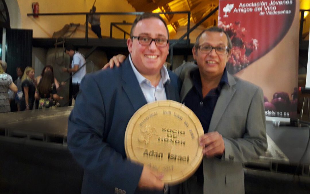 Adán Israel nombrado Socio de honor de la Asociación jóvenes amigos del vino de Valdepeñas «AJAV»